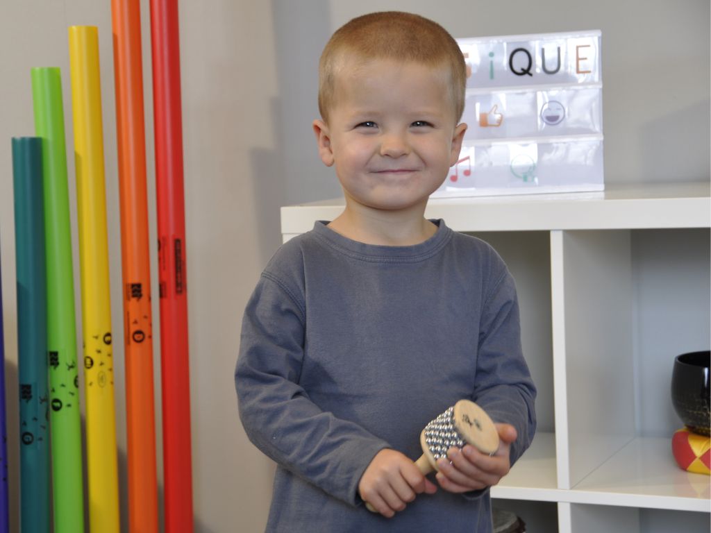 Enfant qui joue de la cabassa